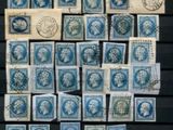quelques vieux timbres sont disposés en carré sur un fond noir