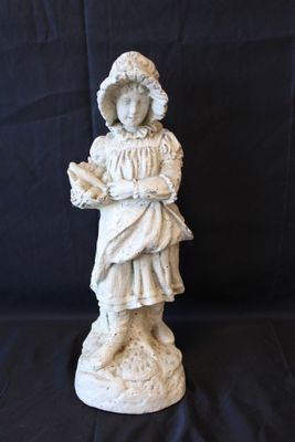 Statue de jeune femme en céramique enduite