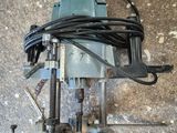 une petite machine posée par terre à côté d'une boîte