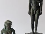 une statue de femme et une statue d'homme posées sur un socle en marbre