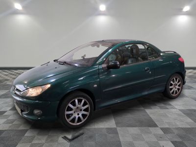 la photo d'une voiture verte garée dans un garage