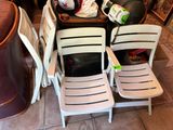 trois chaises et une table sur laquelle est posé un doudou