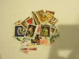 une pile de timbres posée sur une table, avec l'ombre d'une personne