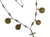 collier orné de pièces d'or et d'une croix sur fond blanc