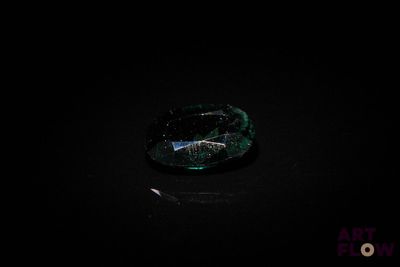 l'image d'un anneau noir et vert dans l'obscurité