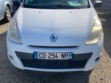 l'avant d'une voiture blanche garée sur un parking à côté d'autres voitures