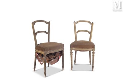 paire de chaises anciennes avec dossier et assise rembourrés de cuir