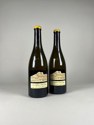 deux bouteilles de vin posées l'une à côté de l'autre sur une table