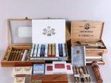 une boîte de cigares et une boîte de cigares posées sur une table
