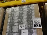 une grande pile de colis posée sur une étagère dans un magasin