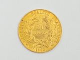 l'image d'une pièce d'or posée sur une surface blanche