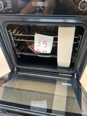 une note collée sur la porte d'un four