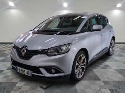 la voiture argentée est garée sur un sol en damier dans le garage