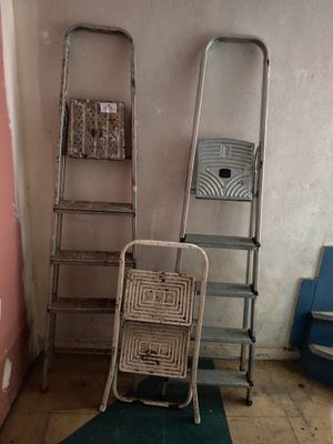 deux échelles dans un coin de la pièce, à côté d'une chaise