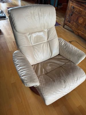 a reclining chair in the middle of a living room