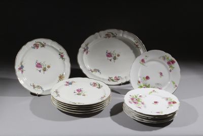 un ensemble d'assiettes ornées de fleurs, posées sur une table