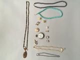 de nombreux colliers et bracelets différents disposés sur une table