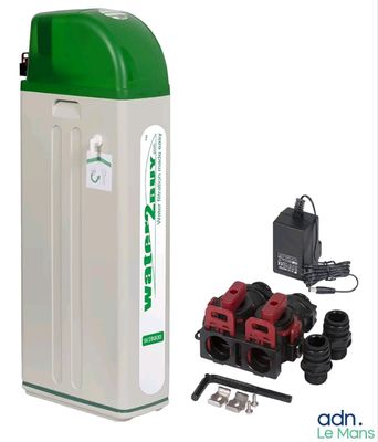 une photo d'une poubelle verte et blanche avec un chargeur