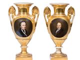 deux vases en or sur lesquels sont représentés les portraits de deux hommes