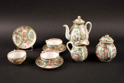 service à thé en porcelaine chinoise composé de cinq pièces, sur fond noir