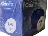 une boîte en plastique transparent munie d'un couvercle bleu