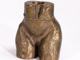un bougeoir en bronze en forme d'ours sur fond blanc