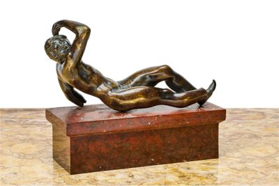 HOMME NU ALLONGÉ Épreuve en bronze à patine brune