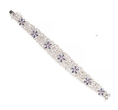 un gros plan sur un bracelet en argent orné de cristaux bleus et blancs