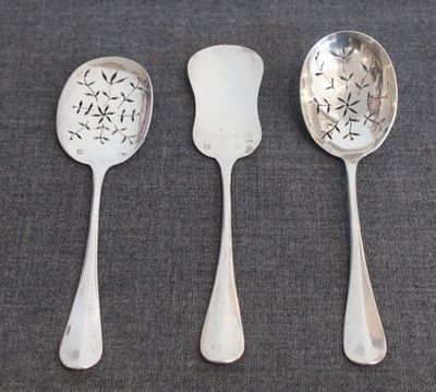 trois cuillères en argent et une cuillère ornée d'un motif floral