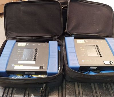 deux valises contenant du matériel électronique, posées sur une table