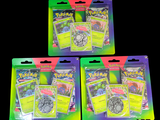 trois paquets de cartes à collectionner Pokémon dans des sachets en plastique, sur fond noir