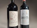 deux bouteilles de vin posées l'une à côté de l'autre sur une table