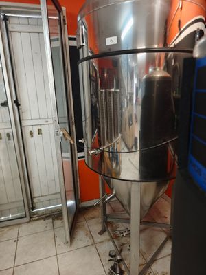 une photo d'une grande cuve en acier inoxydable dans une pièce