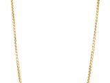 un collier à chaîne en or avec un maillon plat sur fond blanc