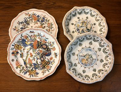 trois assiettes ornées de motifs différents, posées sur une table en bois