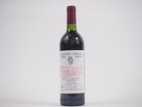 une bouteille de vin posée sur une table