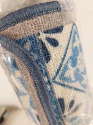 un gros plan sur une paire de chaussons emballés dans du plastique