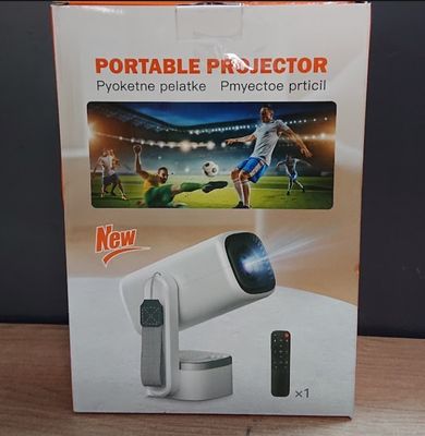 emballage pour un projecteur portable représentant un footballeur en train de tirer dans un ballon de foot