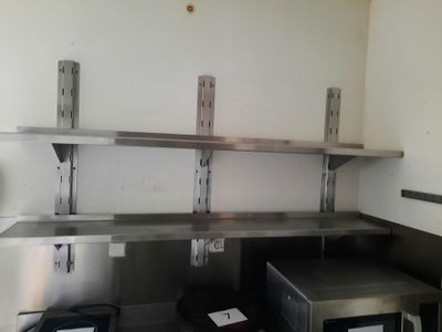 un micro-ondes et un four à micro-ondes dans une petite cuisine