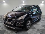 la photo d'une petite voiture noire garée dans un garage