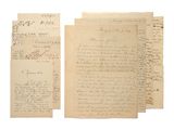 une pile de vieux papiers sur lesquels figurent des inscriptions manuscrites sur un fond blanc