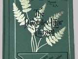 un vieux livre à la couverture verte ornée d'une fougère