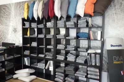 une pièce remplie d'une multitude de chemises de toutes sortes