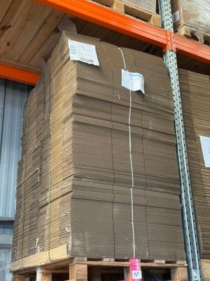 une grande pile de boîtes sur une palette dans un entrepôt