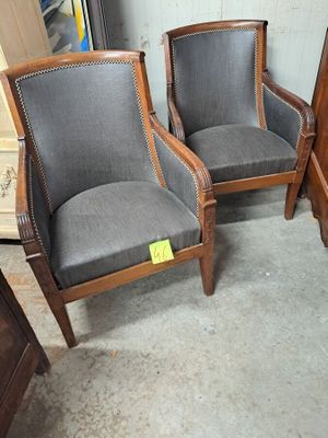 deux chaises assises l'une à côté de l'autre dans une pièce