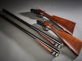 trois types d'armes à feu différents posés sur une surface blanche