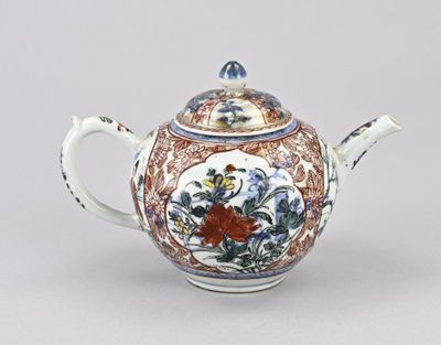 une image représentant une théière ornée d'un motif floral