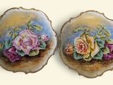 deux assiettes sur lesquelles sont peintes des fleurs sur un fond blanc