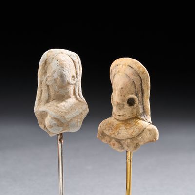 paire de sculptures anciennes représentant une femme et un homme, montées sur un support