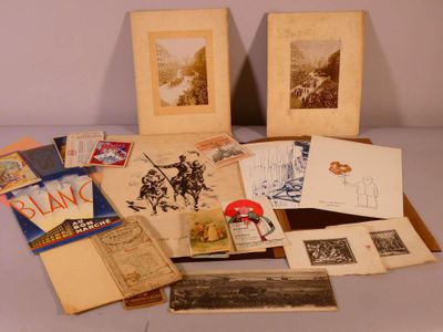beaucoup de vieux livres et de cartes postales posés sur une table